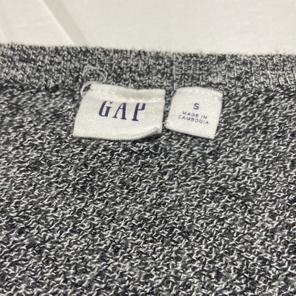 GAP V Neck Sweater. Black, Gray & White Heather. Size Small - Picture 4 of 9